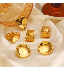 Dettaglio di orecchini placcati in oro 18K a forma di cuore, quadrato e tondo