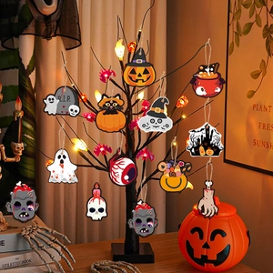 Set de adornos colgantes de madera de Halloween con calabazas y fantasmas en un árbol