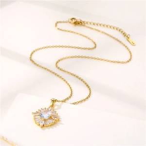 Collier tournesol doré élégant avec pendentif en pierre bleue et accents de zircon