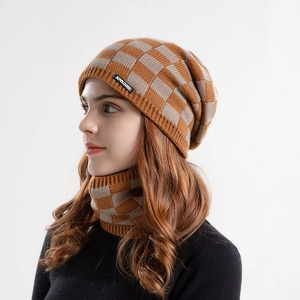 Ensemble bonnet en maille et tour de cou pour femme avec motif à carreaux marron