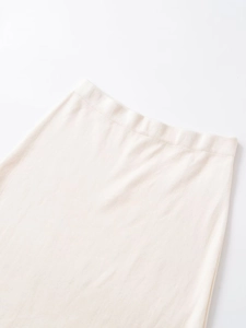 Dettaglio gonna midi in maglia beige con vita elastica e decorazioni con perline chic
