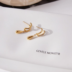 Boucles d'oreilles double C en acier titane doré avec zircone et pendentifs en goutte
