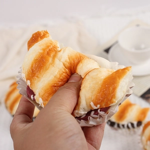 Jouet croissant artificiel en PU souple avec aimant et décor de glaçage réaliste