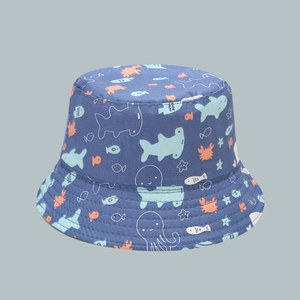 Dettaglio cappello alla pescatora per neonati con motivi di squali e granchi