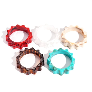 Five-piece set of chunky acrylic gear flower bangles with marble texture for women