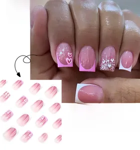 Detail von kurzen quadratischen Kunstnägeln mit rosa Glitzerverlauf und Herzmuster