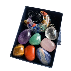 Set de 8 cristaux naturels avec pendentif lune en résine et 7 pierres chakra en coffret