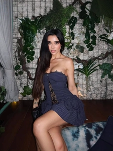 Robe bustier courte à rayures marines avec détails en dentelle noire et coupe moulante