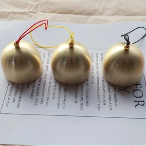 Trois pendentifs cloches de 39mm en cuivre pur avec cordes colorées sur papier