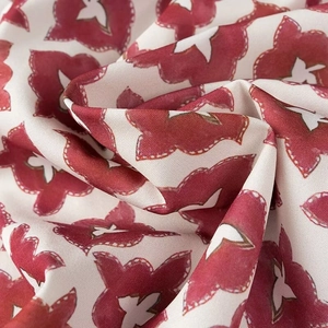 Ensemble de vacances à motif trèfle rouge sur tissu texturé de couleur crème