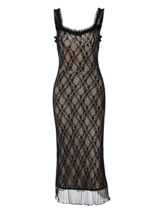 Elegantes schwarzes Midi-Spitzenkleid mit beigem Futter und Zierschleife auf weißem Grund