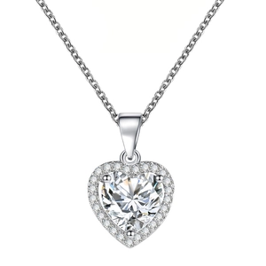 Collier minimaliste avec pendentif cœur en argent et zircon sur un fond blanc pur