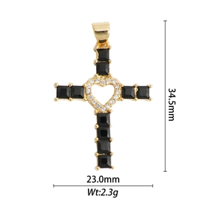 Vue détaillée du pendentif croix en cuivre avec pierres noires et centre en forme de cœur