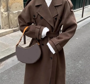 Détail d'un manteau en laine marron chocolat avec col à revers et ceinture à nouer