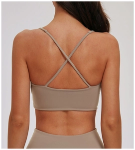 Detail van cross-back yoga beha en legging in kaki gemaakt van zachte geborstelde stof