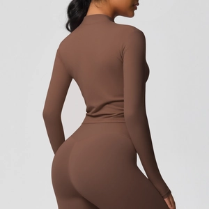 Détail de la veste de yoga marron café avec legging de sport sculptant pour femme