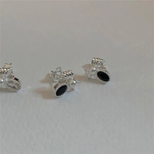 Three-piece set of 925 silver bee earrings with black gemstone and white pearl inlay