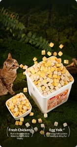 Dados de pollo y yema de huevo liofilizados para gatos sobre fondo de musgo natural