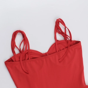 Gros plan sur la robe rouge décolletée avec fines bretelles et maille extensible