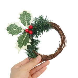 Couronne de Noël en PVC à la main avec baies rouges, aiguilles de pin et base en vigne naturelle
