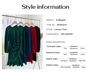 Vue détaillée des robes en polyester en vert, bleu, rouge et noir suspendues sur cintres