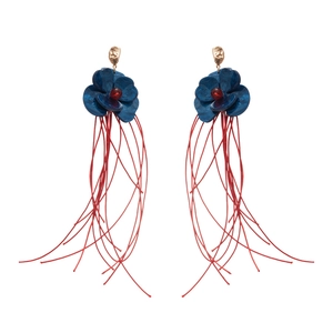 Boucles d'oreilles fleurs en acrylique avec longs pompons rouges et clous dorés chic