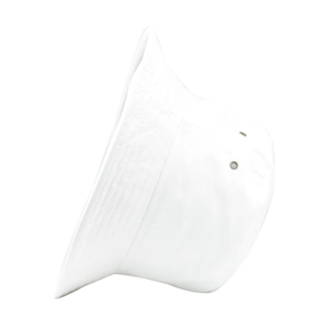 Dettaglio del cappello a secchiello in tela bianca con occhielli di ventilazione in metallo