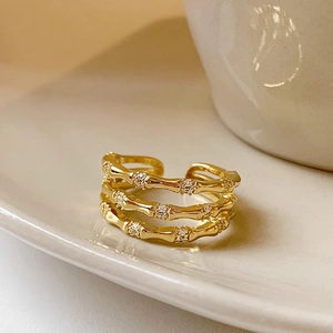 Bague triple épaisseur en bambou doré avec zircons au design ouvert minimaliste