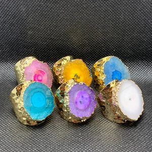 Colección de anillos bañados en oro de 14K con rebanadas de ágata natural de colores
