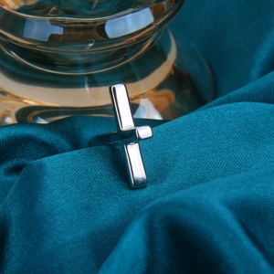 Bague croix en argent sterling S925 au design punk minimaliste sur tissu en soie bleue