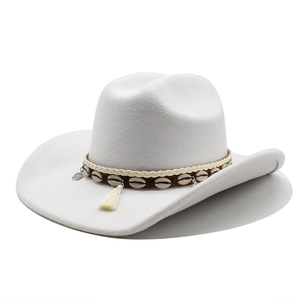 Chapeau de cowboy blanc en feutre avec ruban bohème en coquillages et pompons élégants