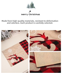 Détail du set de table de Noël avec élan brodé et bordure à carreaux rouges sur faux lin