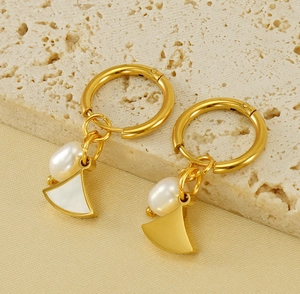 Détail de breloques en éventail doré et perles baroques sur boucles en titane