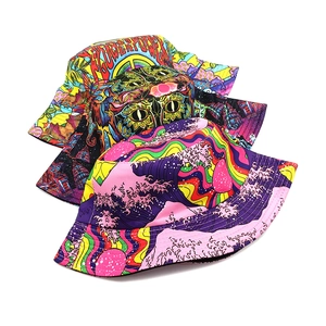 Détail de bobs graffiti avec imprimés flower power psychédéliques et motifs variés