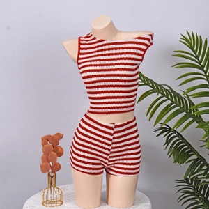 Détail d'un ensemble en tricot à rayures rouges et blanches avec haut court et short serré