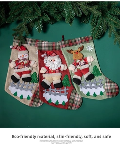 Détail de chaussettes de Noël avec figurines 3D du Père Noël, d'un bonhomme et d'un renne