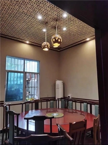 Pannelli per soffitto in bambù intrecciato in stile cinese con lampadari a sfera nella stanza
