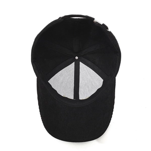 Vue de dessous d'une casquette de baseball en velours côtelé noir avec boucle en métal réglable