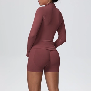 Vue arrière de l'ensemble de yoga bordeaux côtelé avec short à taille haute