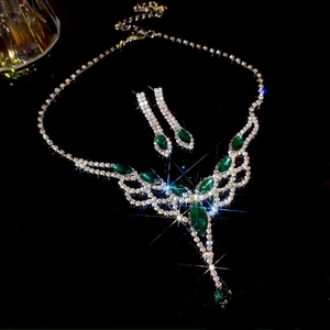 Ensemble collier et boucles d'oreilles style français avec strass verts en goutte