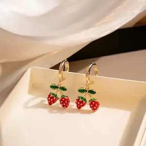 Orecchini a fragola fatti a mano in smalto rosso e lega di zinco dorata con ganci