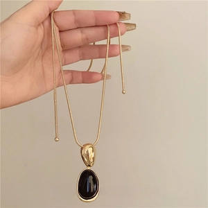 French vintage resin oval pendant necklace with golden snake chain for women stylish look