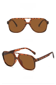 Detail einer Retro-Sonnenbrille mit Doppelsteg, Schildpatt-Rahmen und braunen Gläsern
