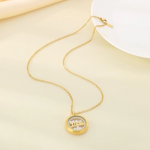 Vue détaillée du pendentif rond plaqué or 18 carats avec lettres mama et perles fines