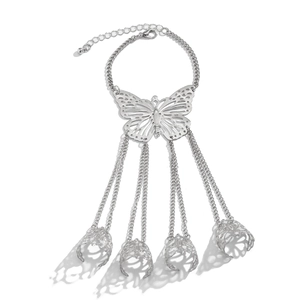 Dettaglio del bracciale con anello a farfalla gotica argento con ciondoli in stile punk