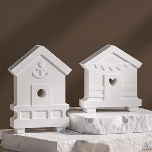 Details von weißen Meereshaus-Deko-Objekten mit Anker- und Herz-Ausschnittmustern