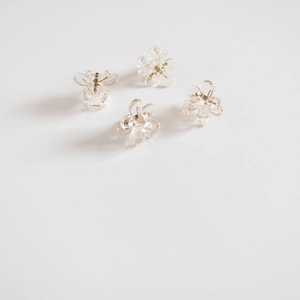 Lot de quatre mini-pinces à cheveux transparentes en acrylique en forme de fleurs