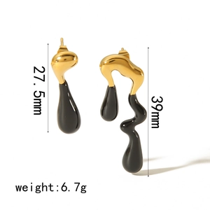 Irregular 18K gold stainless steel fluid earrings in gold and black asymmetric design