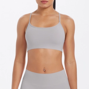 Vue avant d'une brassière de sport gris clair avec col en U et fines bretelles