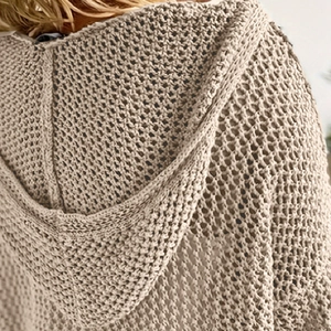 Beiger Grobstrick-Kapuzenpullover mit durchbrochenem Muster für einen lockeren Look